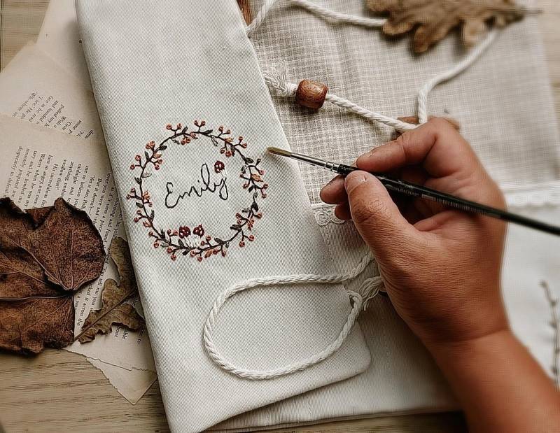 Cottage Core Style Gestickte Make-Up Pinselrolle | Stoffmalpinsel Roll Up Federmäppchen Personalisiertes Geschenk von NeedleandLoopStore