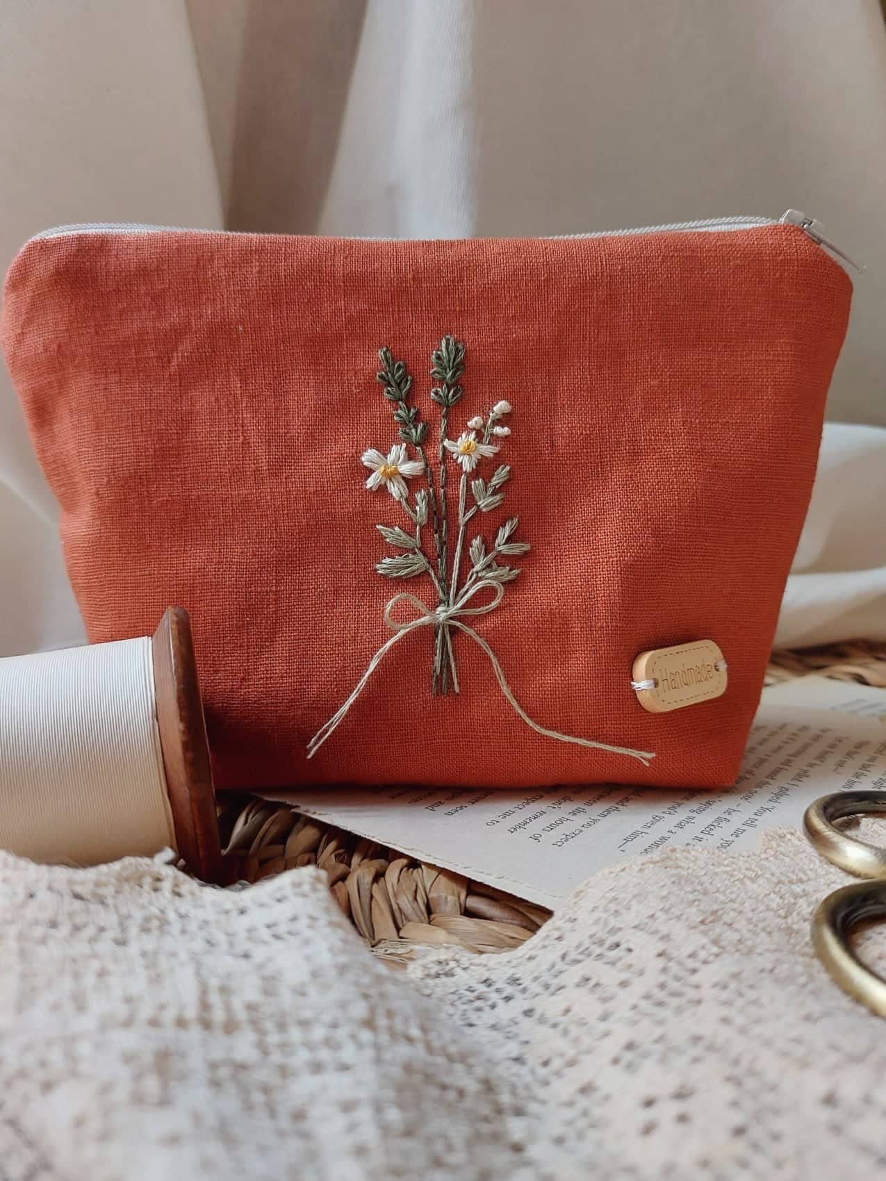 Gestickte Personalisierte Kosmetiktasche, Blumen-Make-Up-Tasche, Blumen-Make-Up-Reißverschlusstasche, Kleine Make-Up-Tasche Für Geldbörse Gestickte Personalisierte Kosmetiktasche, Blumen-Make-Up-Tasche, Blumen-Make-Up-Reißverschlusstasche, Kleine Make-Up-Tasche Für Geldbörse von NeedleandLoopStore