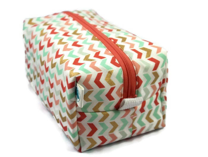 Handgemachte Kulturtasche Boxy Metallic Chevron Reise-Dopp-Kit Handgemachte Kulturtasche Boxy Metallic Chevron Reise-Dopp-Kit von NeedleandOak