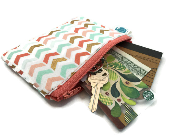 Geldbörse Kleine Kosmetik Clutch in Metallic Chevron von NeedleandOak