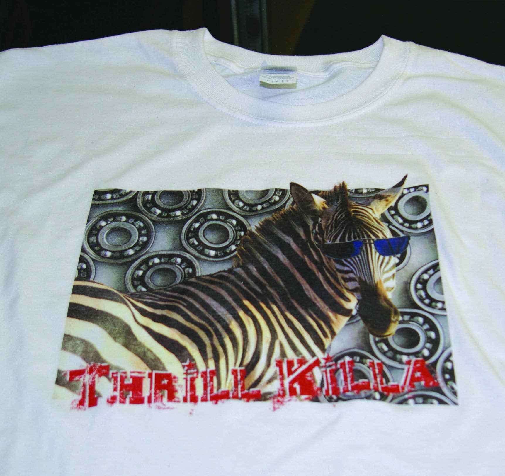 Thriller Killa Roller Derby Ringschiedsrichter T-Shirt Mit Zebra Und Rochen Kugeln Sonnenbrillen - Gr. L Thriller Killa Roller Derby Ringschiedsrichter T-Shirt Mit Zebra Und Rochen Kugeln Sonnenbrillen - Gr. L von NeedlesNInk