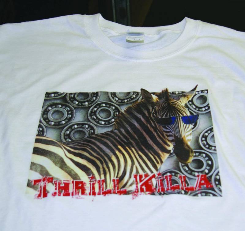 Thriller Killa Roller Derby Ringschiedsrichter T-Shirt Mit Zebra Und Rochen Kugeln Sonnenbrillen - Gr. L Thriller Killa Roller Derby Ringschiedsrichter T-Shirt Mit Zebra Und Rochen Kugeln Sonnenbrillen - Gr. L von NeedlesNInk