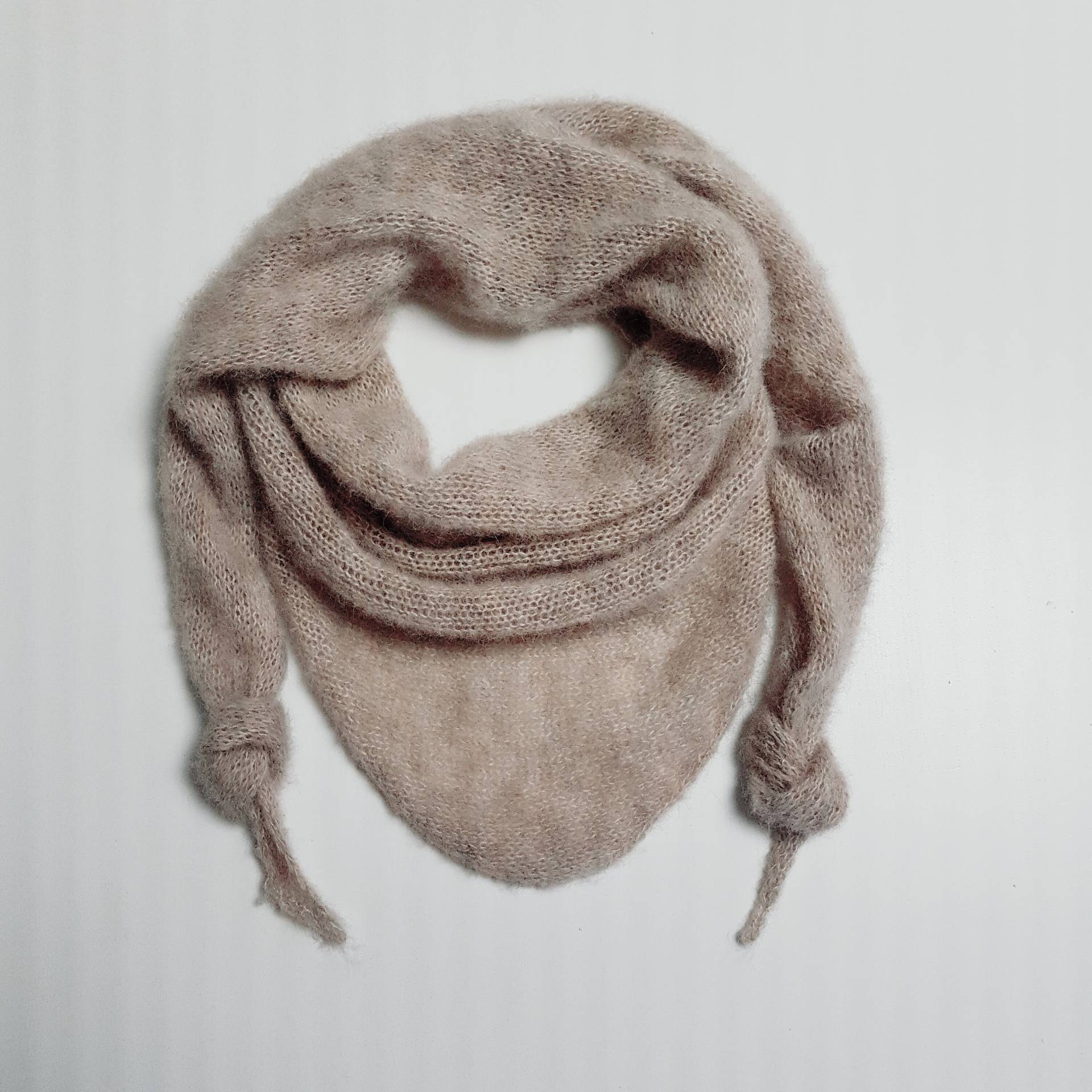 Schal Alpakaschal Alpakadreiecktuch Muttertag Valentingstaggeschenk Geburtstag Hochzeit Accessoires Halstuch Stricknadeln Beige Schal Alpakaschal Alpakadreiecktuch Muttertag Valentingstaggeschenk Geburtstag Hochzeit Accessoires Halstuch Stricknadeln Beige von NeedleworkFromKatrin