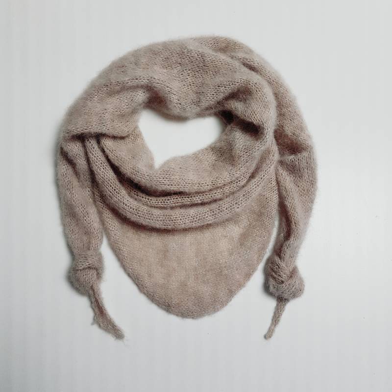 Schal Alpakaschal Alpakadreiecktuch Muttertag Valentingstaggeschenk Geburtstag Hochzeit Accessoires Halstuch Stricknadeln Beige von NeedleworkFromKatrin