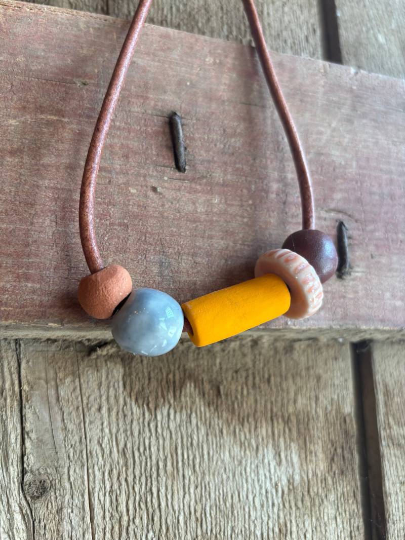 Lederkette Mit Handgefertigten Keramikperlen von NeedsPottery