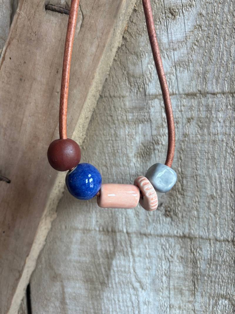 Lederkette Mit Handgefertigten Keramikperlen von NeedsPottery