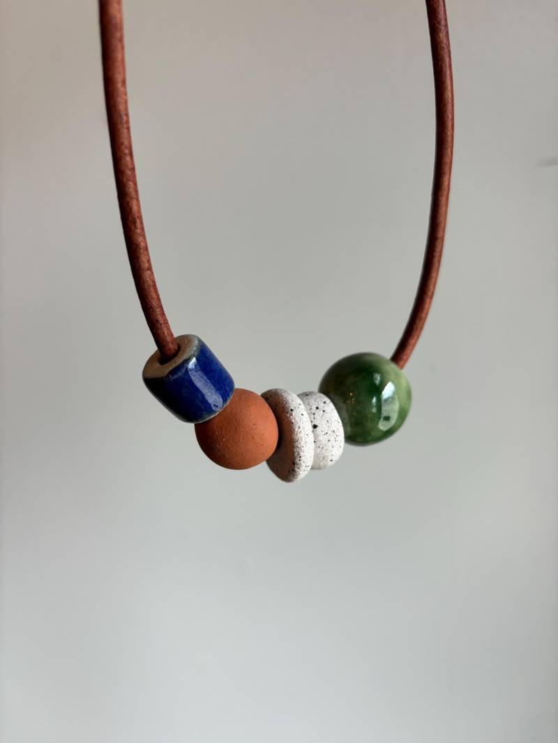 Lederkette Mit Handgefertigten Keramikperlen von NeedsPottery