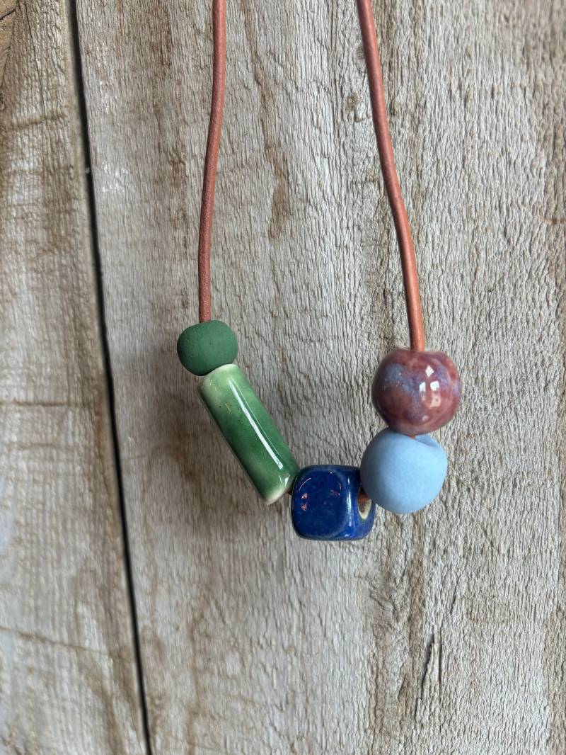 Lederkette Mit Handgefertigten Keramikperlen von NeedsPottery