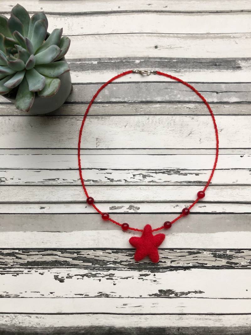 Roter Stern Halskette, Perlen Filz Anhänger Roter Stern Halskette, Perlen Filz Anhänger von NeefiSaige