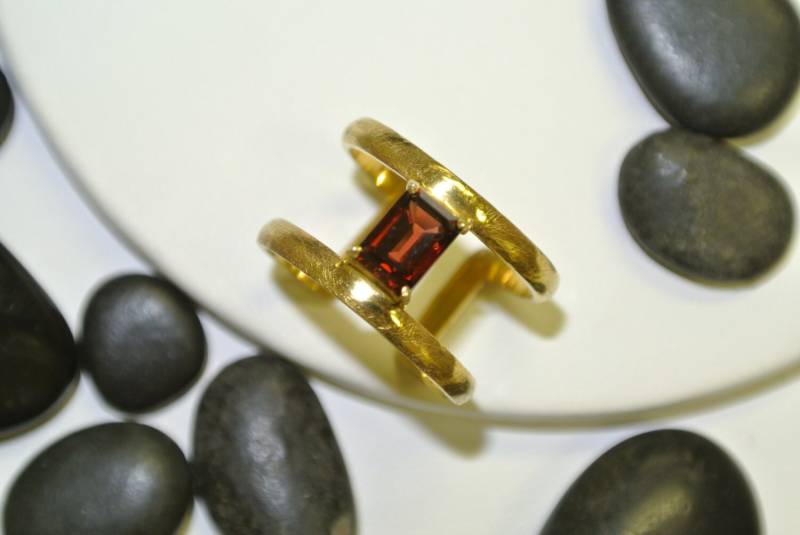 Granat Edelstein, Makellos Geschliffen Und Poliert, Eingefasst in Einen Einzigartigen Sterlingsilber-Ring von NeetaGupta