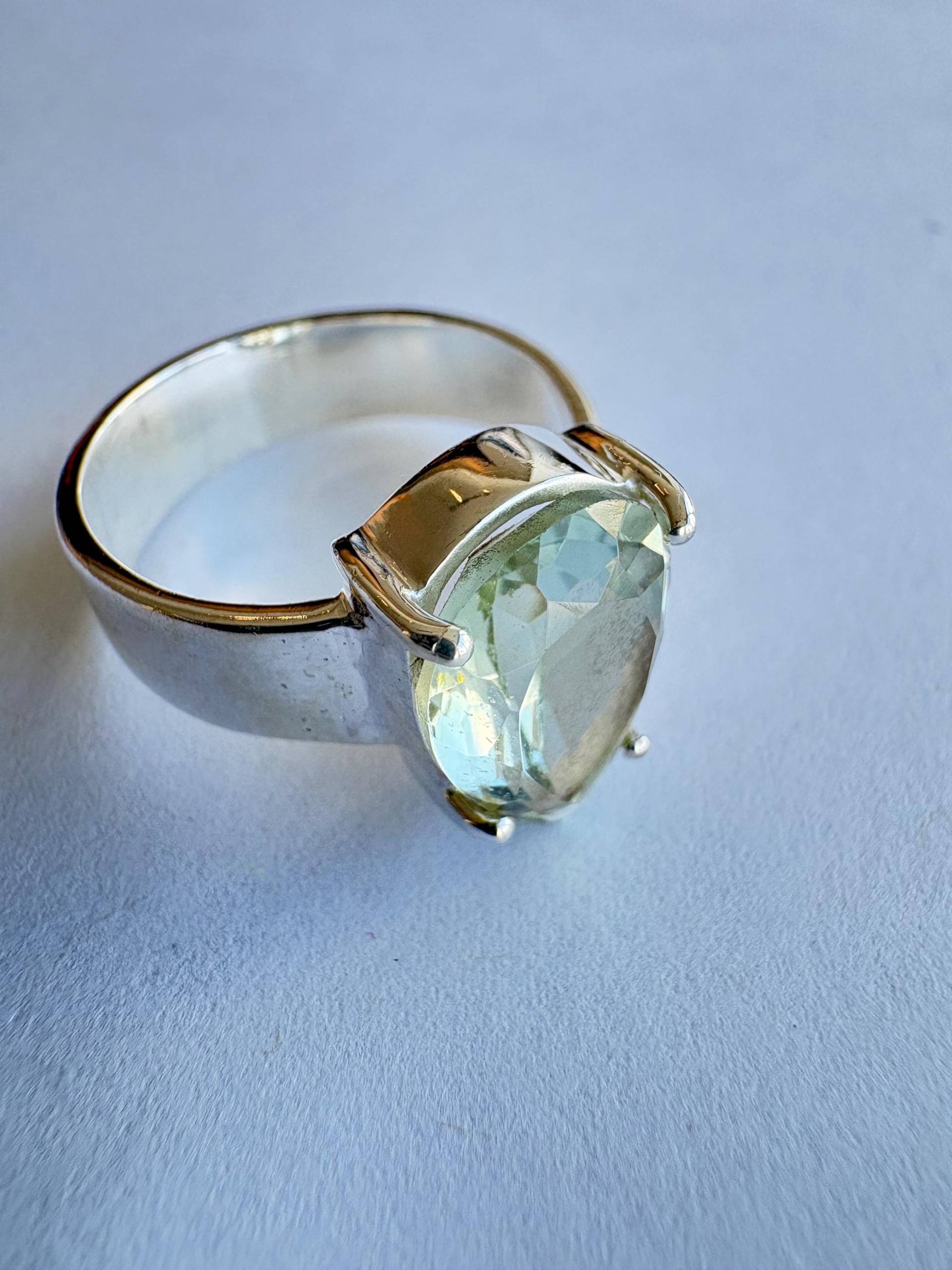 Grün Amethyst Edelstein, Makellos Geschliffen Und Poliert, in Einem Einzigartigen Sterling Silber Ring von NeetaGupta