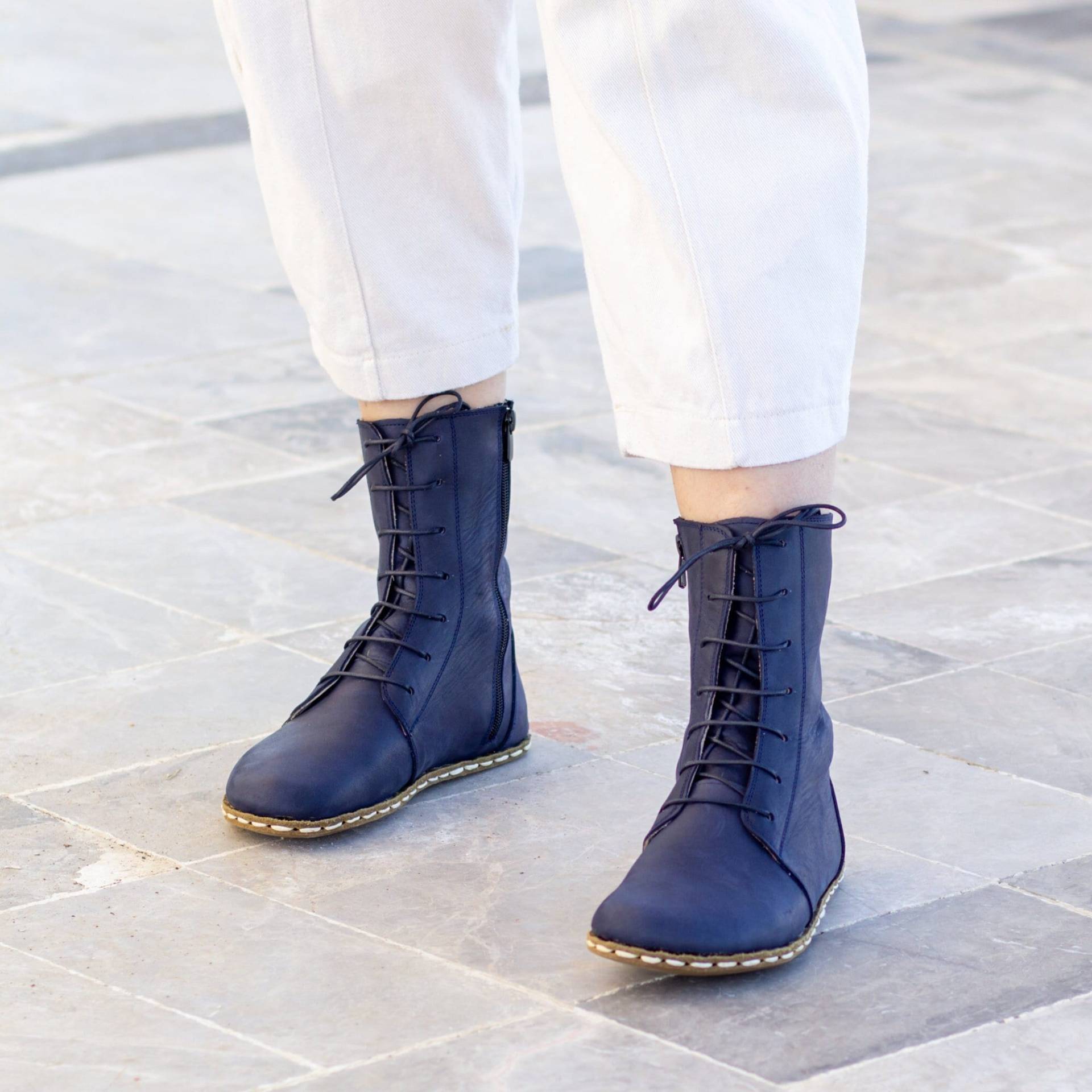 Erdende Lederstiefel | Barfuß Damen Stiefel Erdung Kupferniete Büffelleder Außensohle Crazy Navy Blau von NefesShoes