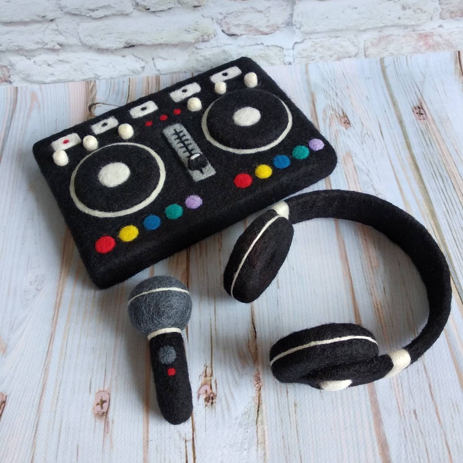 Neugeborenen Gefilzter Dj Mixer, Soundboard, Konsole, Musik Requisiten, Plattenspieler, Mikrofon Und Kopfhörer, Foto Gefilzte Requisiten von NegodaNewbornProps