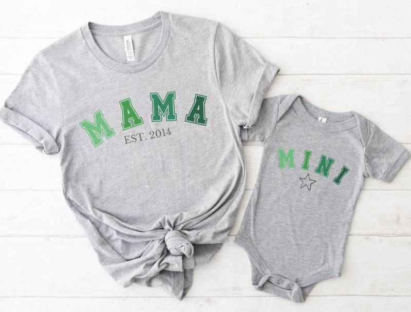 Mama Shirt, Und Mini Geschenk Für Mamas, Personalisierbares T-Shirt, Geschenk, Kleidung Frauen, Mom Shirt von NehemiaShop
