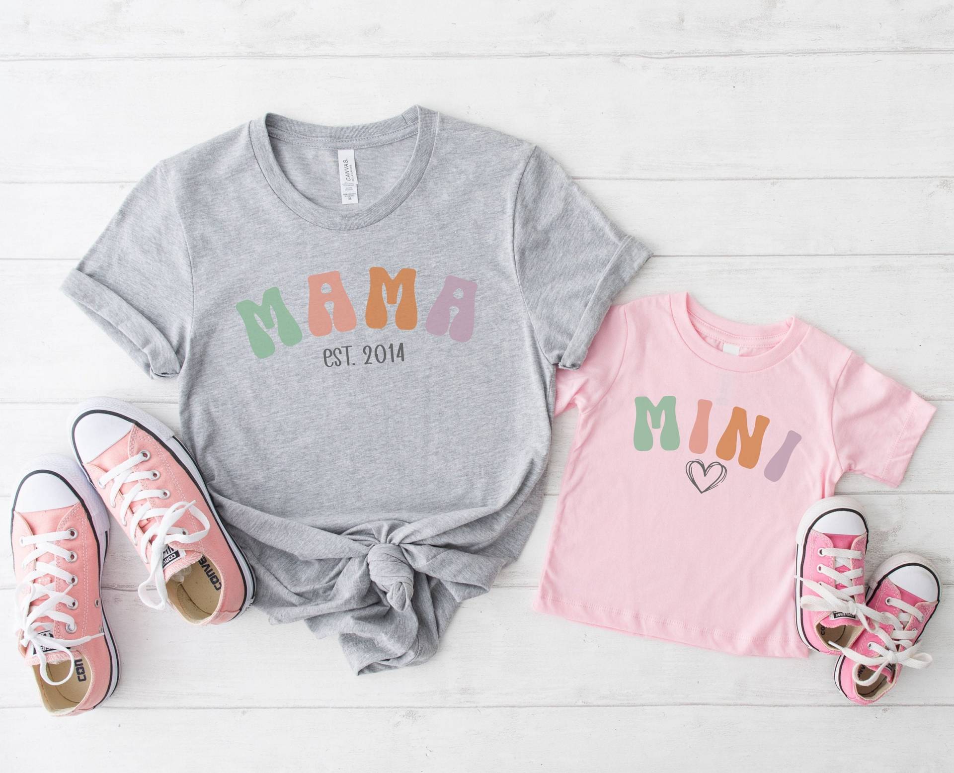 Mama Shirt, Und Mini Geschenk Für Mamas, Personalisierbares T-Shirt, Geschenk, Kleidung Frauen, Mom Shirt von NehemiaShop