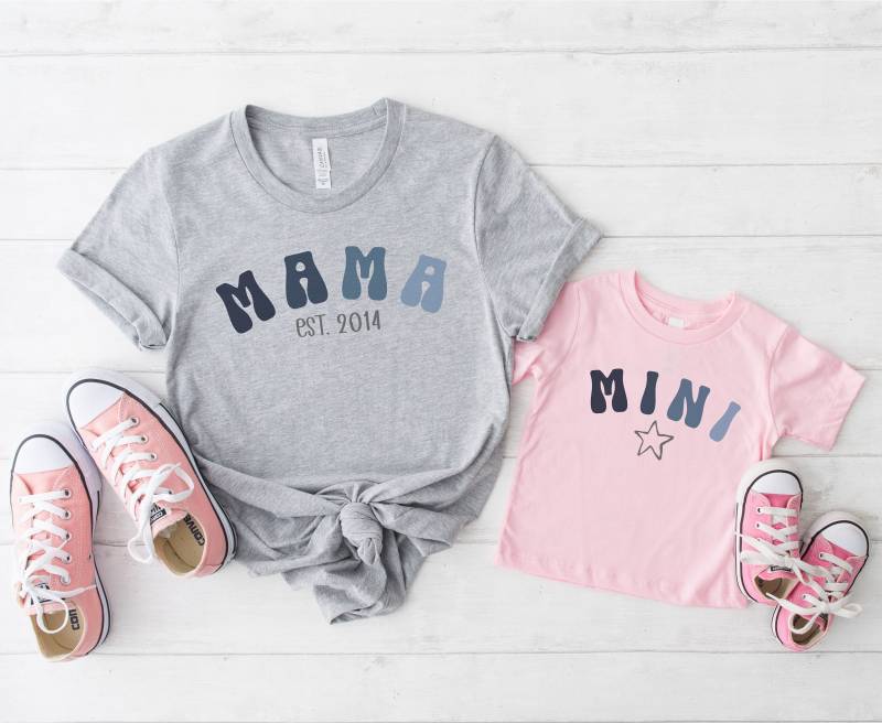 Mama Shirt, Und Mini Geschenk Für Mamas, Personalisierbares T-Shirt, Geschenk, Kleidung Frauen, Mom Shirt von NehemiaShop