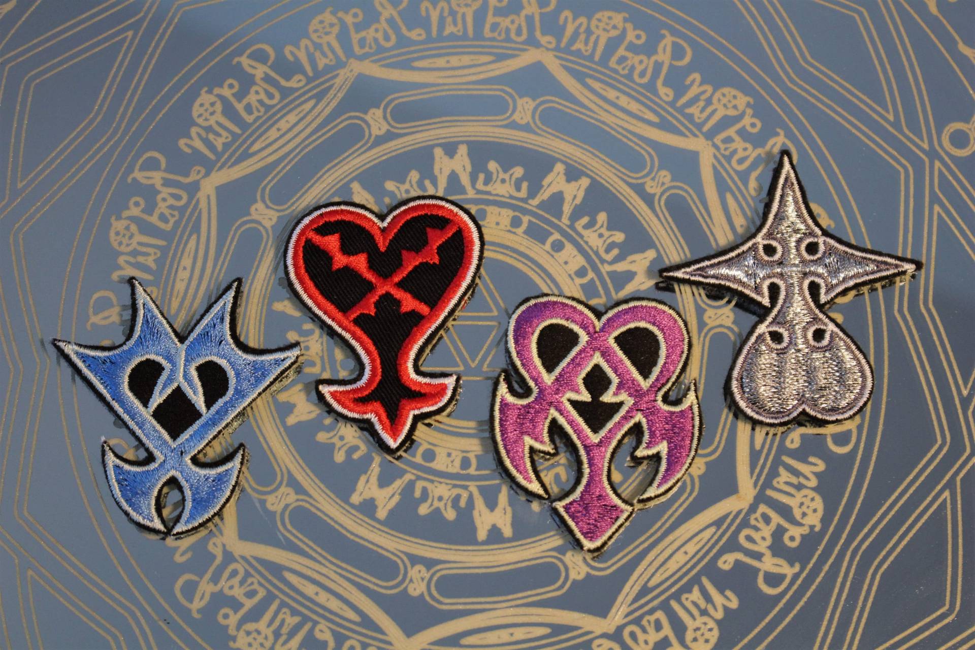 Kingdom Hearts Embleme Aufnäher Kingdom Hearts Embleme Aufnäher von NekoYonasCosplayBox