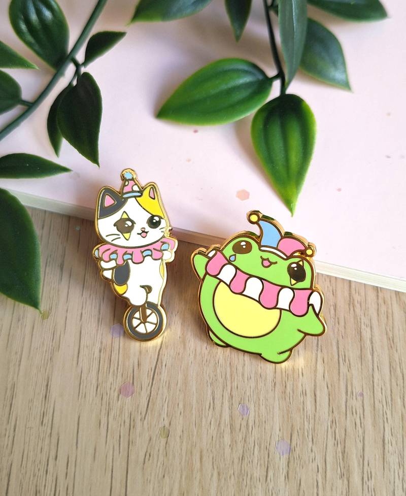 Kawaii Clown Pins | Cat Und Frog Hard Ename Süßes Duo Kawaii Clown Pins | Cat Und Frog Hard Ename Süßes Duo von NekomiArts