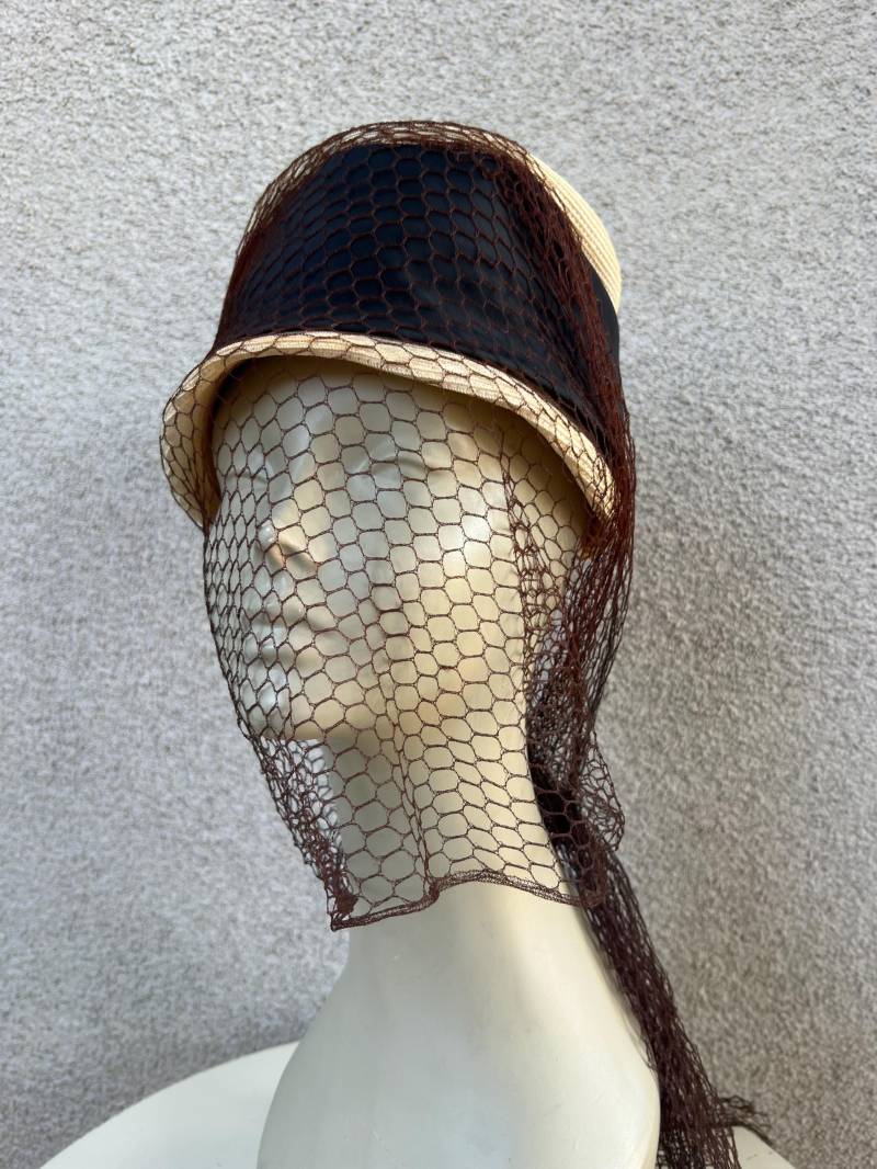 Vintage Lilly Dache Pillbox Hut 50Er Jahre Cremeweiße Krempe, Schwarzes Netz & Netzband | 55-56cm von NelandAda