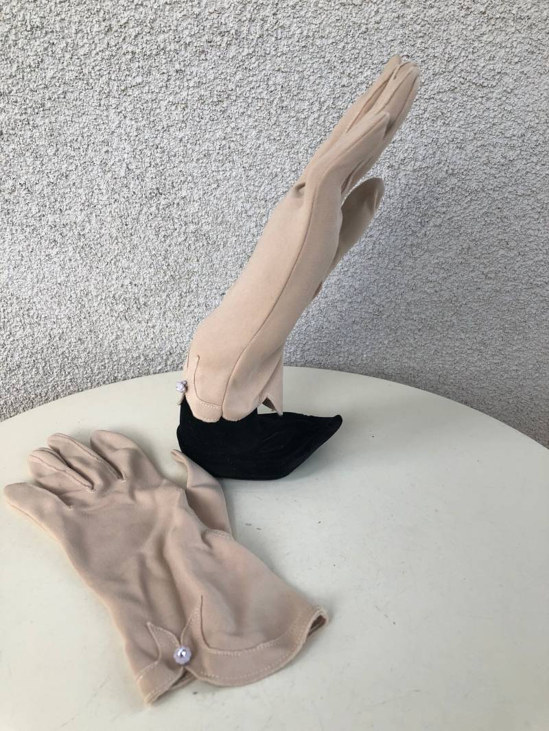Vintage Handschuhe in Buchweizenfarbe Mit Strassknopf, Größe 65 von NelandAda
