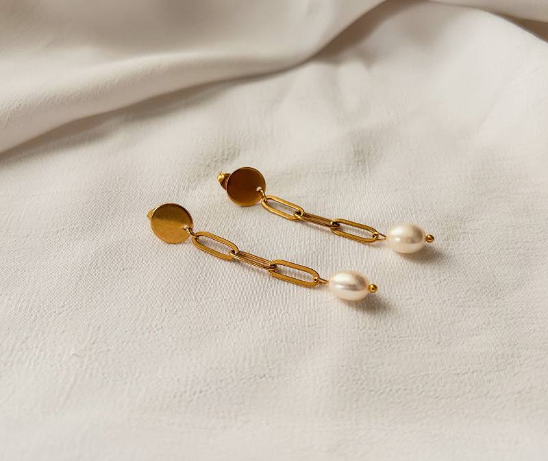 Hängeohrringe Vergoldet Mit Anhänger Süßwasserperle | Gliederkette Ohrringe Lang Aus Edelstahl Gold |Geschenk Boho Hippie Handmade Muttertag von NelaniJewellry