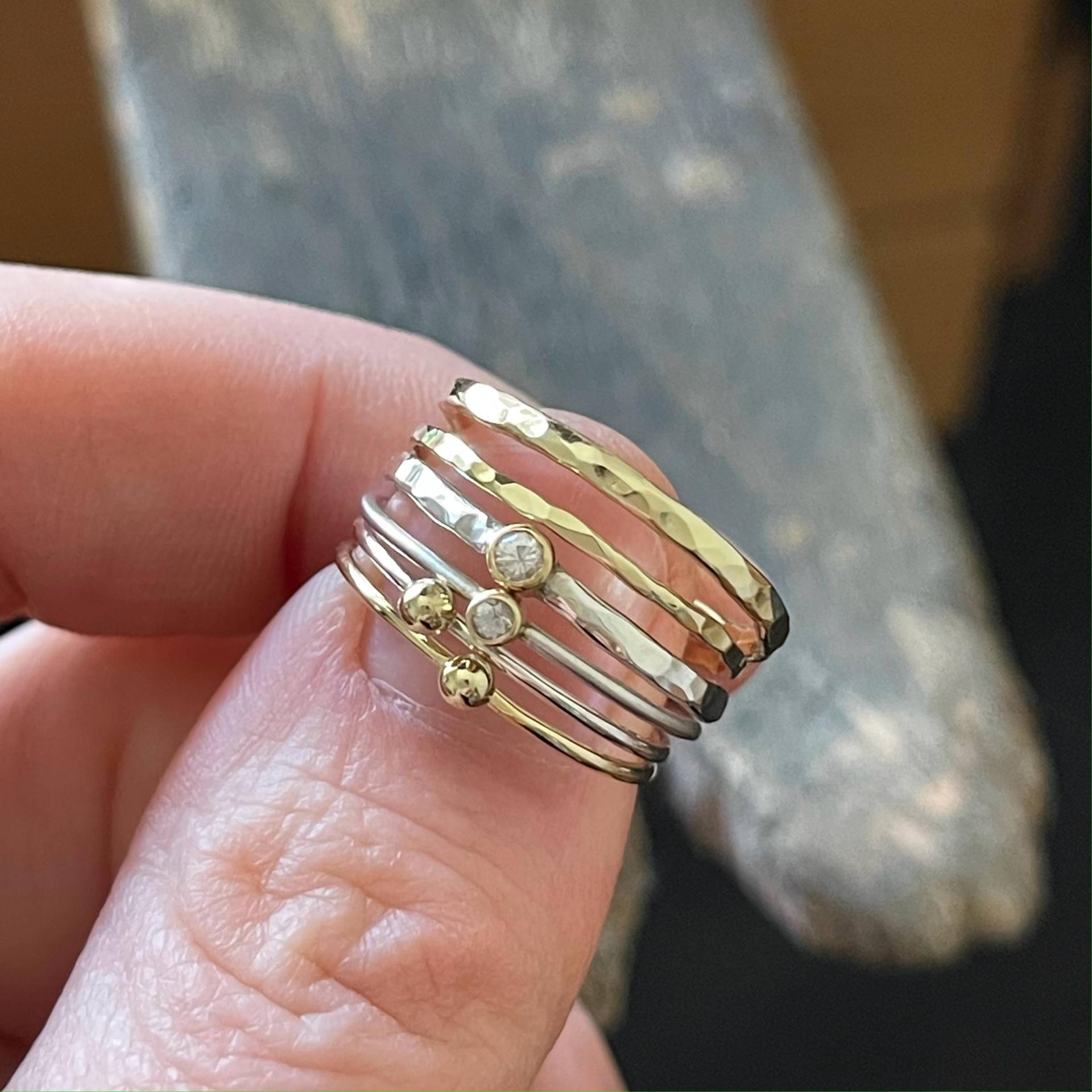 Ring Aus Silber Mit Einer Gehämmerter Oberfläche Und Einem Weißen Saphir, Der in 18K Gold Gefasst Ist. Goldschmiedearbeit Deutschland Ring Aus Silber Mit Einer Gehämmerter Oberfläche Und Einem Weißen Saphir, Der in 18K Gold Gefasst Ist. Goldschmiedearbeit Deutschland von NeleAlbers
