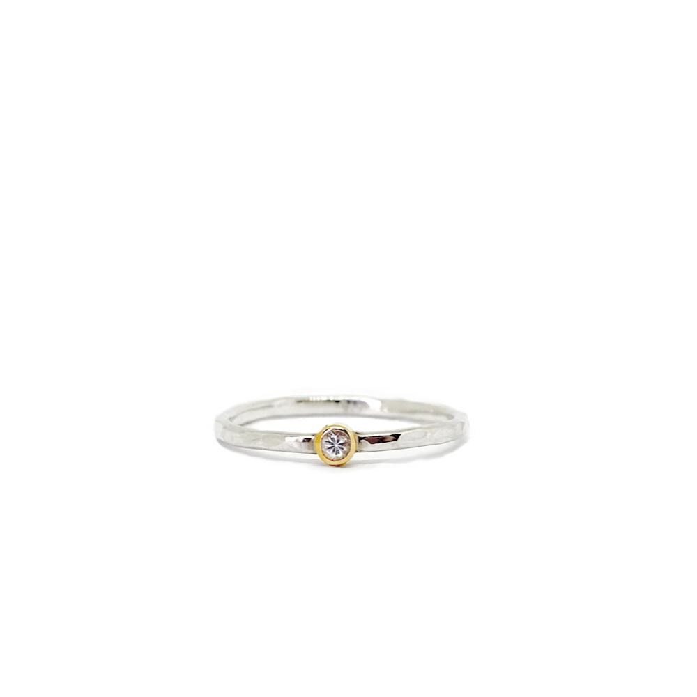 Ring Aus Silber Mit Einer Gehämmerter Oberfläche Und Einem Weißen Saphir, Der in 18K Gold Gefasst Ist. Goldschmiedearbeit Deutschland Ring Aus Silber Mit Einer Gehämmerter Oberfläche Und Einem Weißen Saphir, Der in 18K Gold Gefasst Ist. Goldschmiedearbeit Deutschland von NeleAlbers