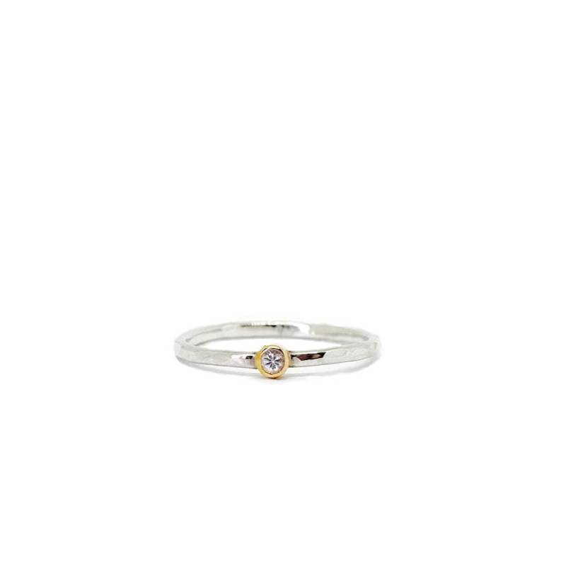 Ring Aus Silber Mit Einer Gehämmerter Oberfläche Und Einem Weißen Saphir, Der in 18K Gold Gefasst Ist. Goldschmiedearbeit Deutschland Ring Aus Silber Mit Einer Gehämmerter Oberfläche Und Einem Weißen Saphir, Der in 18K Gold Gefasst Ist. Goldschmiedearbeit Deutschland von NeleAlbers
