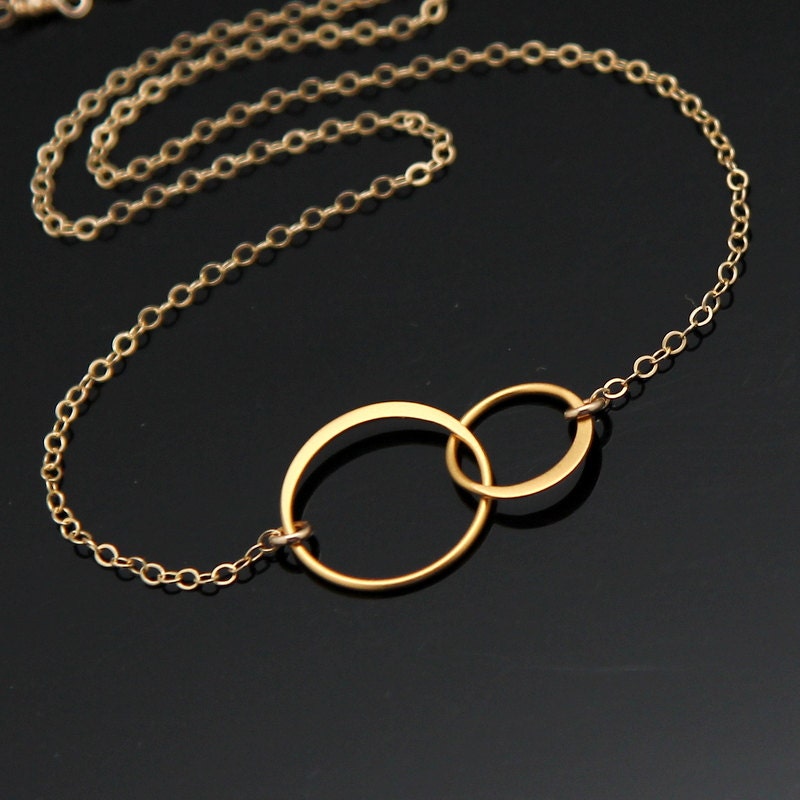 Doppel-Kreis-Halskette, Gold Zwei Circle Halskette, Interlocking Kreis Ewigkeit Gefüllt Und Vermeil Doppel-Kreis-Halskette, Gold Zwei Circle Halskette, Interlocking Kreis Ewigkeit Gefüllt Und Vermeil von NeliaKJewels
