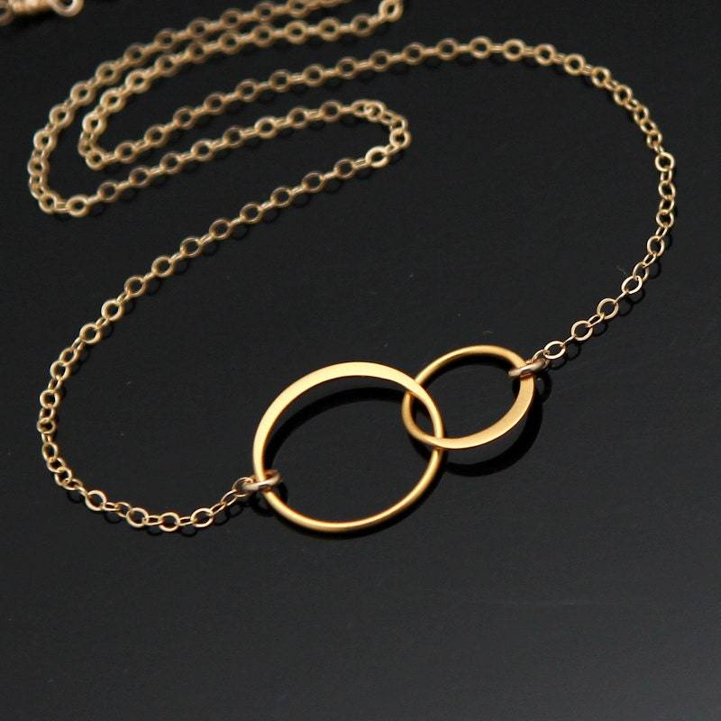 Doppel-Kreis-Halskette, Gold Zwei Circle Halskette, Interlocking Kreis Ewigkeit Gefüllt Und Vermeil Doppel-Kreis-Halskette, Gold Zwei Circle Halskette, Interlocking Kreis Ewigkeit Gefüllt Und Vermeil von NeliaKJewels