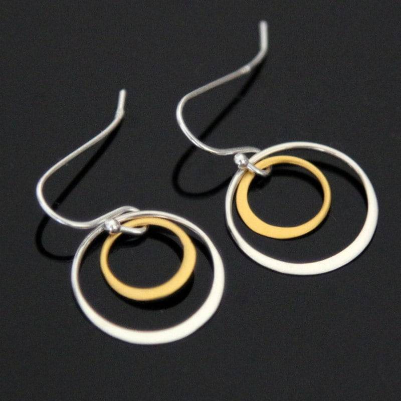 Doppelte Circle Ohrringe, Sterling Silber Und Gold Vermeil, Zwei Ton Kreis Ewigkeit Ohrringe Doppelte Circle Ohrringe, Sterling Silber Und Gold Vermeil, Zwei Ton Kreis Ewigkeit Ohrringe von NeliaKJewels