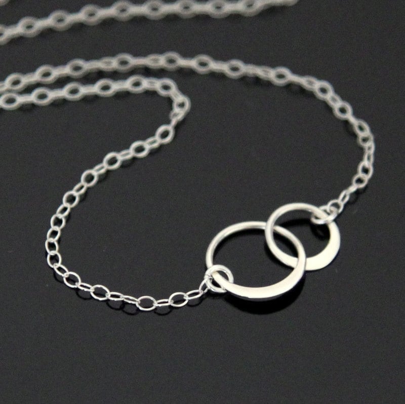 Ewigkeit Circle Halskette - Sterling Silber, Doppel Kleine Gebunden Ekreis Halskette, Beste Freunde Mutter Und Tochter Ewigkeit Circle Halskette - Sterling Silber, Doppel Kleine Gebunden Ekreis Halskette, Beste Freunde Mutter Und Tochter von NeliaKJewels