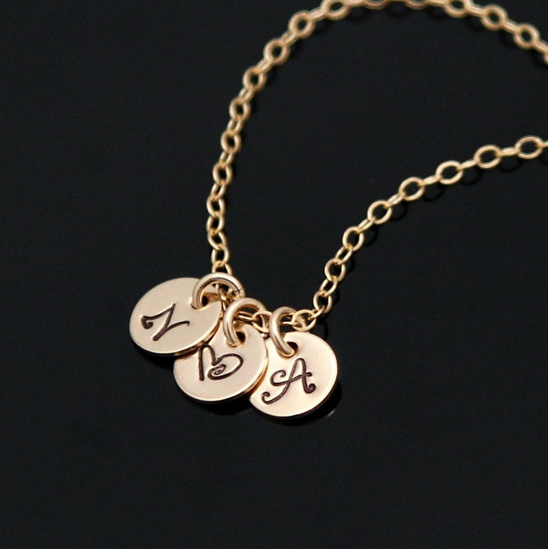 Gold Filled Initial Kette, Disc, Personalisierte Charm Halskette, Rund Charm, Monogramm Anhänger, Familie Halskette Gold Filled Initial Kette, Disc, Personalisierte Charm Halskette, Rund Charm, Monogramm Anhänger, Familie Halskette von NeliaKJewels