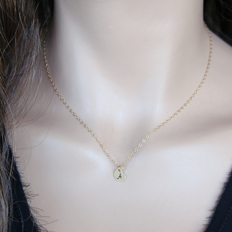 Gold Herz Initial Halskette, Kleine Personalisierte Charm-14K Gefüllt, 1 Bis 10 Initialen Gold Herz Initial Halskette, Kleine Personalisierte Charm-14K Gefüllt, 1 Bis 10 Initialen von NeliaKJewels