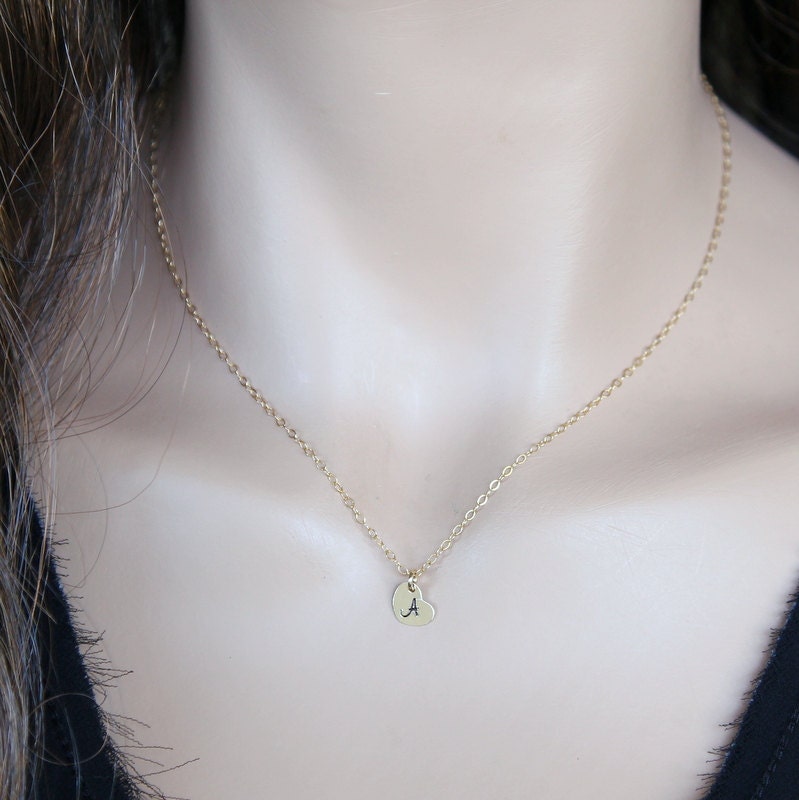 Gold Herz Initial Halskette, Kleine Personalisierte Charm-14K Gefüllt, 1 Bis 10 Initialen Gold Herz Initial Halskette, Kleine Personalisierte Charm-14K Gefüllt, 1 Bis 10 Initialen von NeliaKJewels