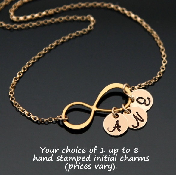 Gold Infinity Initial Halskette, Personalisierte Unendlichkeit Familie Monogrammed Disc, 1 Bis 8 Initialen Gold Infinity Initial Halskette, Personalisierte Unendlichkeit Familie Monogrammed Disc, 1 Bis 8 Initialen von NeliaKJewels