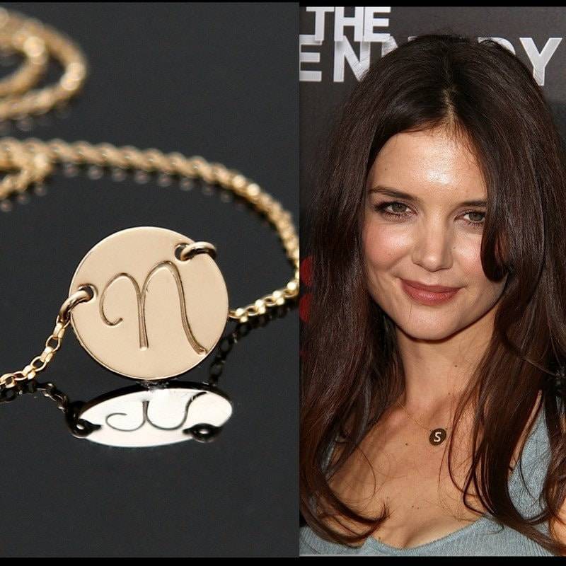 Gold Initial Halskette, Erste Scheibe Berühmtheit Personalisierte Monogramm Große Halskette von NeliaKJewels