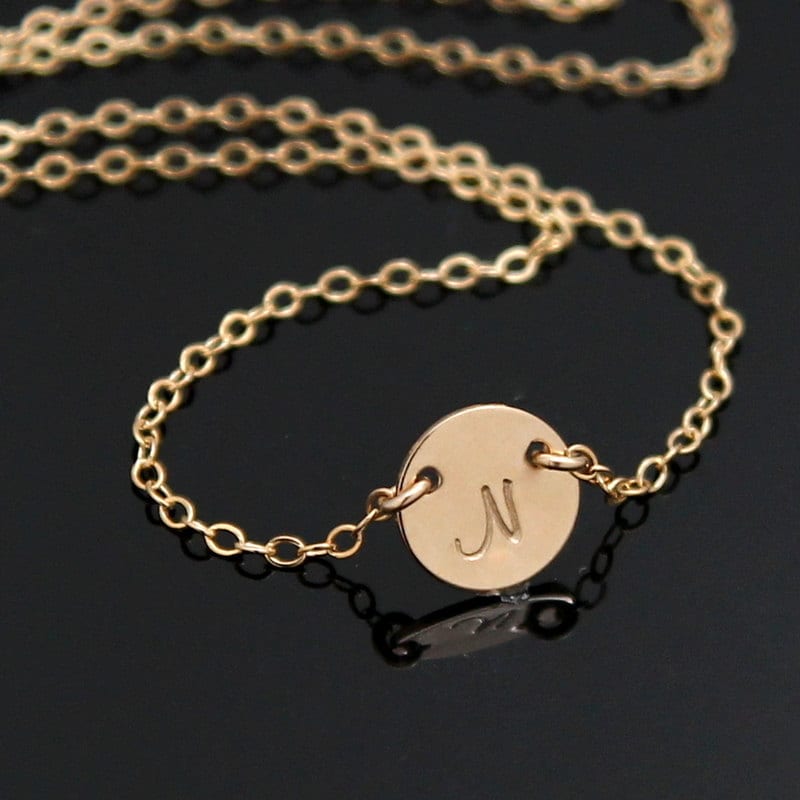 Gold Initial Halskette, Personalisierte Disc Medium Initial Promi Monogrammiert, Charm Gold Initial Halskette, Personalisierte Disc Medium Initial Promi Monogrammiert, Charm von NeliaKJewels
