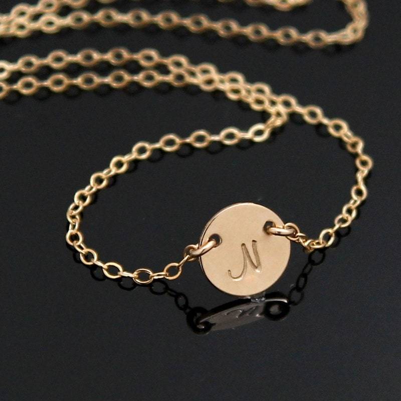 Gold Initial Halskette, Personalisierte Disc Medium Initial Promi Monogrammiert, Charm von NeliaKJewels