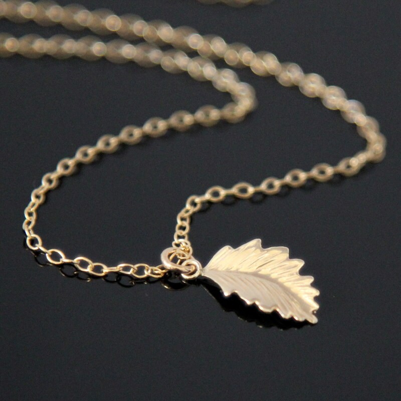 Gold Leaf Halskette, 14 K Gold Filled, Kleine Blatt Jennifer Anniston Stil Halskette Gold Leaf Halskette, 14 K Gold Filled, Kleine Blatt Jennifer Anniston Stil Halskette von NeliaKJewels
