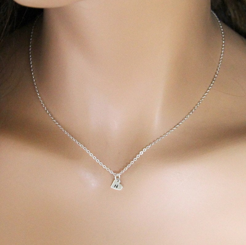 Kleine Erste Herz Halskette, Sterling Silber Schichtung Liebe Brautjungfern Geschenk, Kleine Halskette Kleine Erste Herz Halskette, Sterling Silber Schichtung Liebe Brautjungfern Geschenk, Kleine Halskette von NeliaKJewels