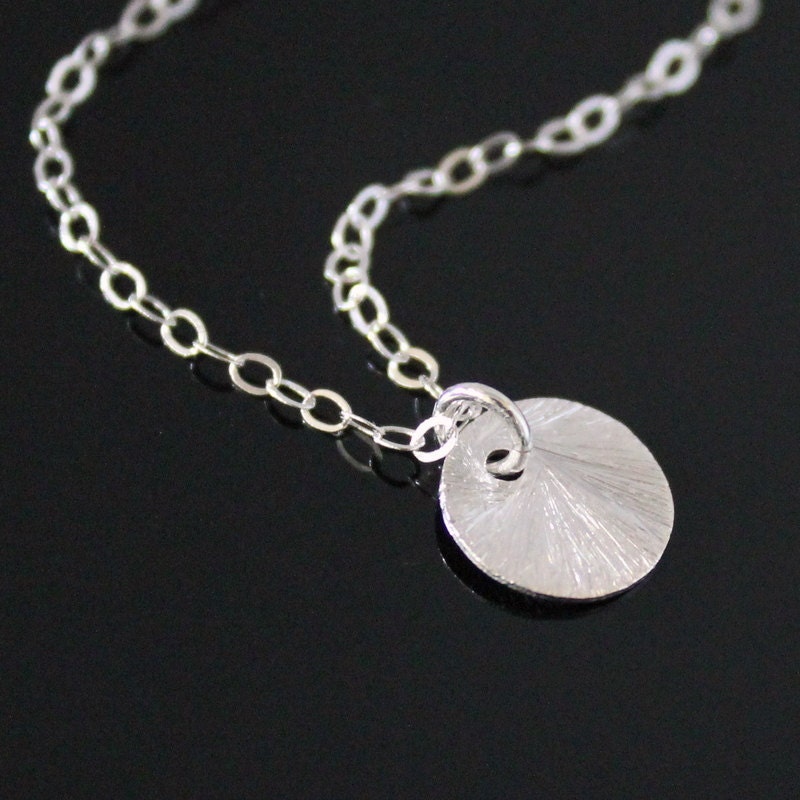 Kreis Halskette in Sterling Silber, Kleine Scheibe Halskette, Mond Tropfen Kreis Halskette in Sterling Silber, Kleine Scheibe Halskette, Mond Tropfen von NeliaKJewels