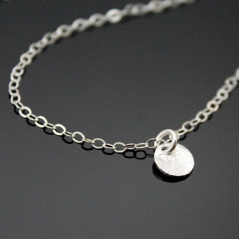 Winzige Circle Halskette - Sterlig Silber, Kleine Punkt Halskette, Silber Disc Zierliche Mond Tropfen Halskette Winzige Circle Halskette - Sterlig Silber, Kleine Punkt Halskette, Silber Disc Zierliche Mond Tropfen Halskette von NeliaKJewels