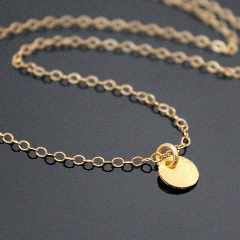 Winzige Circle Neklace, Kreis Scheibe Halskette - Gold Gefüllt Und 24 K Vermeil, Kleine Punkt Halskette, Gebürstet Starburst Finish Winzige Circle Neklace, Kreis Scheibe Halskette - Gold Gefüllt Und 24 K Vermeil, Kleine Punkt Halskette, Gebürstet Starburst Finish von NeliaKJewels