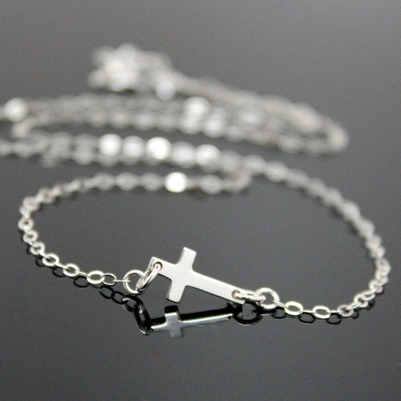 Winzige Sideways Cross Halskette, Sterling Silber, Silber Kreuz Celebrity Halskette Winzige Sideways Cross Halskette, Sterling Silber, Silber Kreuz Celebrity Halskette von NeliaKJewels