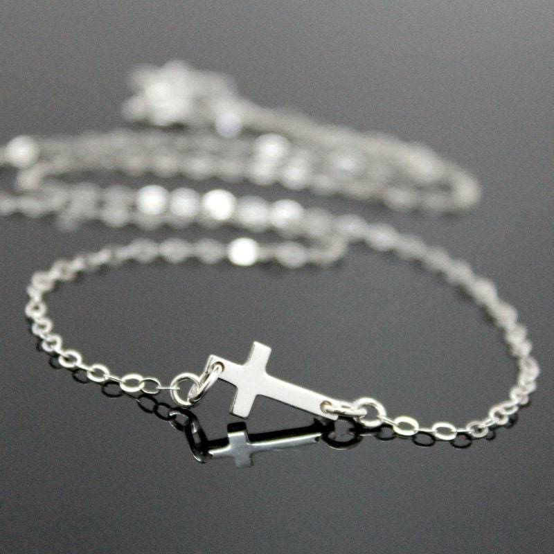 Winzige Sideways Cross Halskette, Sterling Silber, Silber Kreuz Celebrity Halskette Winzige Sideways Cross Halskette, Sterling Silber, Silber Kreuz Celebrity Halskette von NeliaKJewels