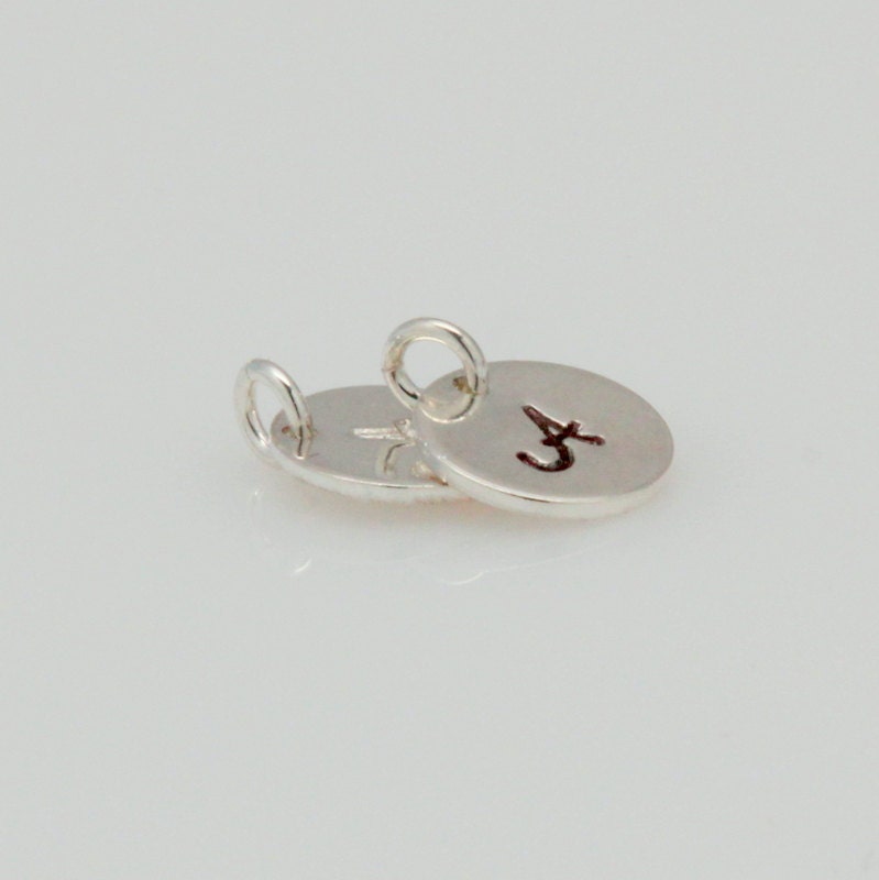 sterling Silber Initial Charm, Monogramm Charme, Familie Charms, Personalisierte Erste Scheibe, Name Disc, Mama Halskette, Silber sterling Silber Initial Charm, Monogramm Charme, Familie Charms, Personalisierte Erste Scheibe, Name Disc, Mama Halskette, Silber von NeliaKJewels