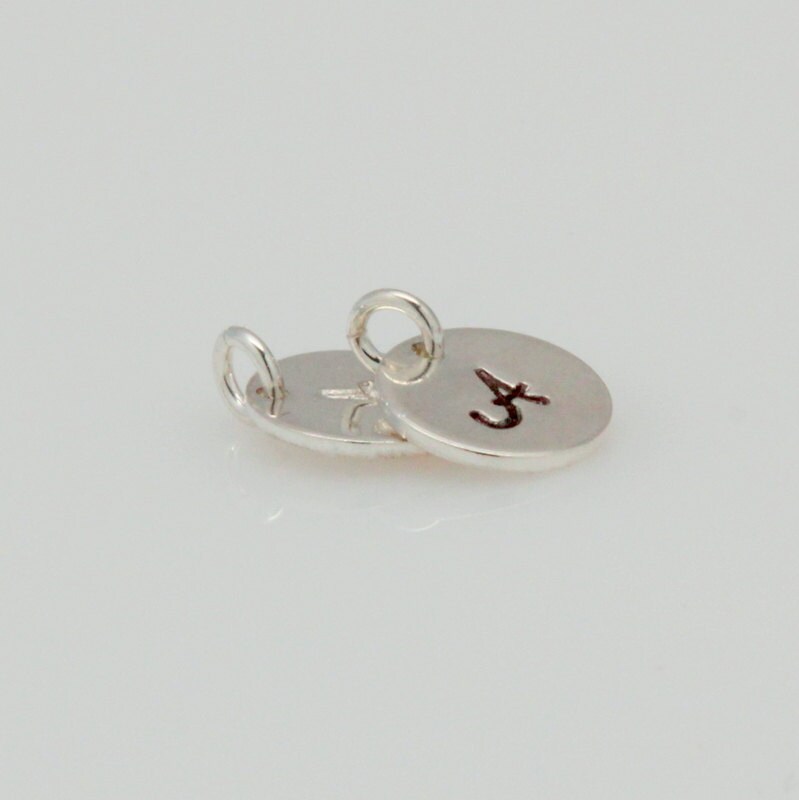 sterling Silber Initial Charm, Monogramm Charme, Familie Charms, Personalisierte Erste Scheibe, Name Disc, Mama Halskette, Silber sterling Silber Initial Charm, Monogramm Charme, Familie Charms, Personalisierte Erste Scheibe, Name Disc, Mama Halskette, Silber von NeliaKJewels