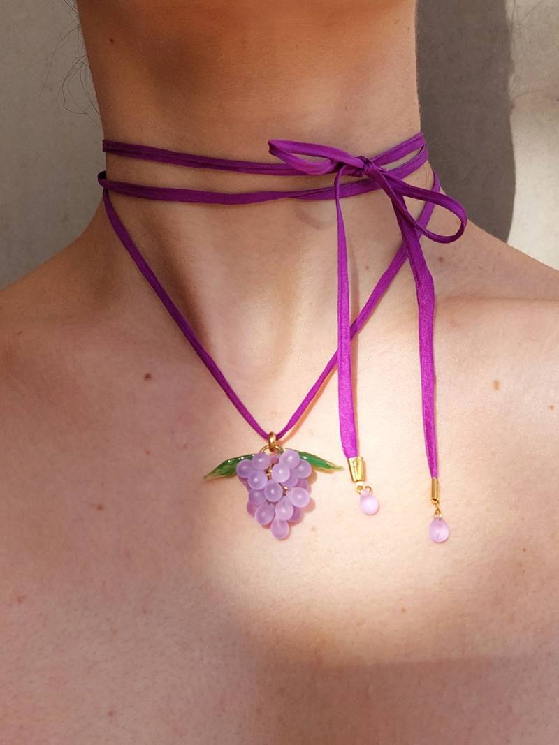 Handgefertigter Glas Trauben Halsreif Lila Seidenkordel Halsschmuck Handgefertigter Glas Trauben Halsreif Lila Seidenkordel Halsschmuck von NelidaJewels