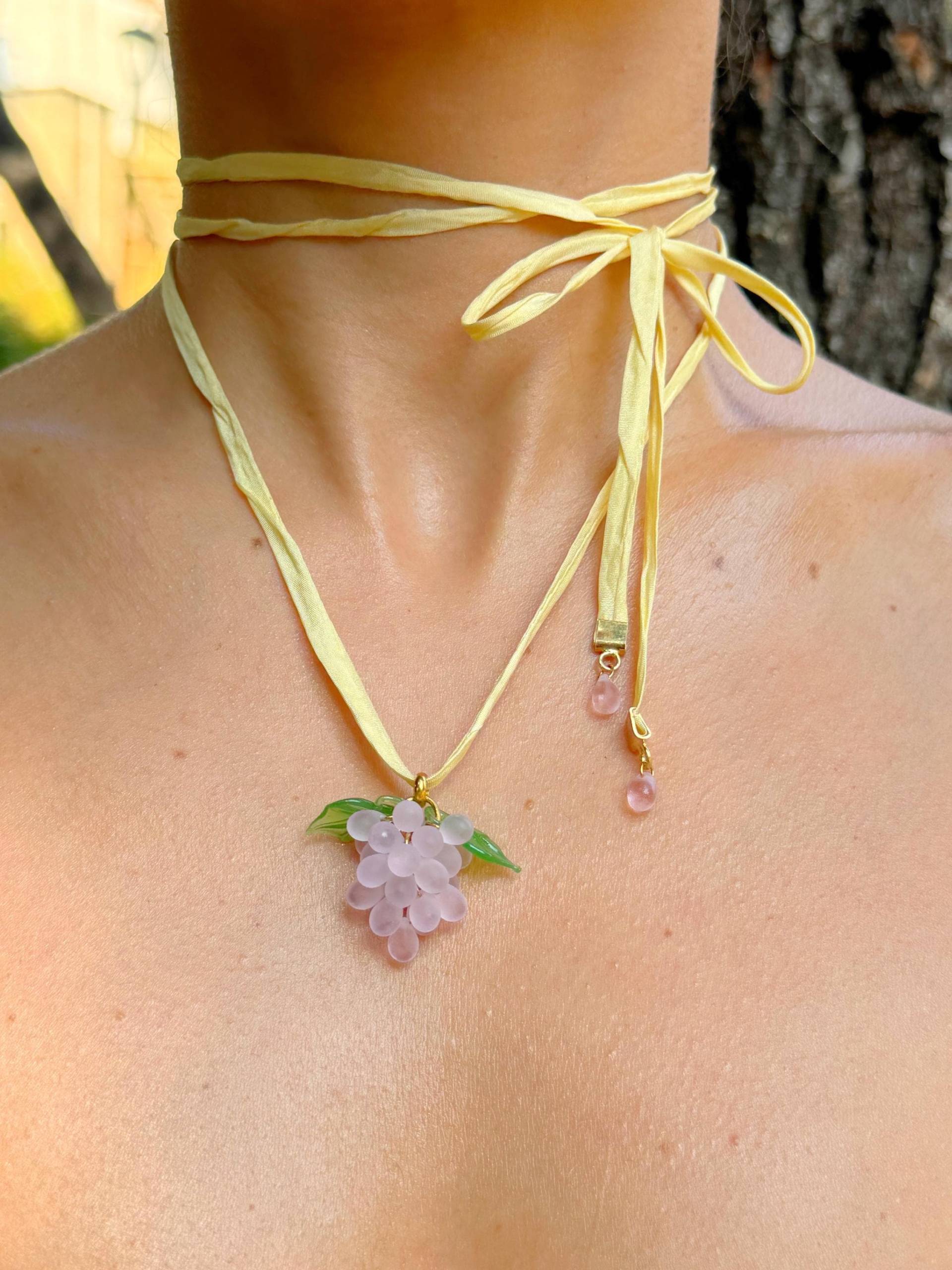 Trauben-Halskette Bunte Glasfrucht-Halskette von NelidaJewels